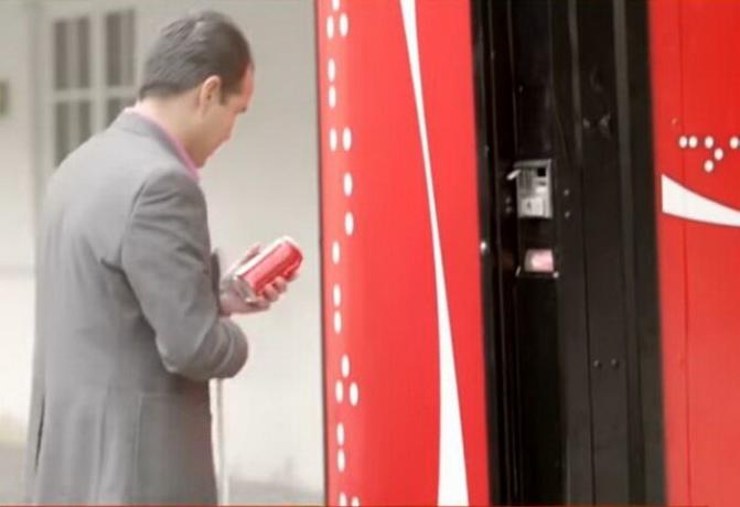 Blindeskrift på Coca-Cola bank for svaksynte.