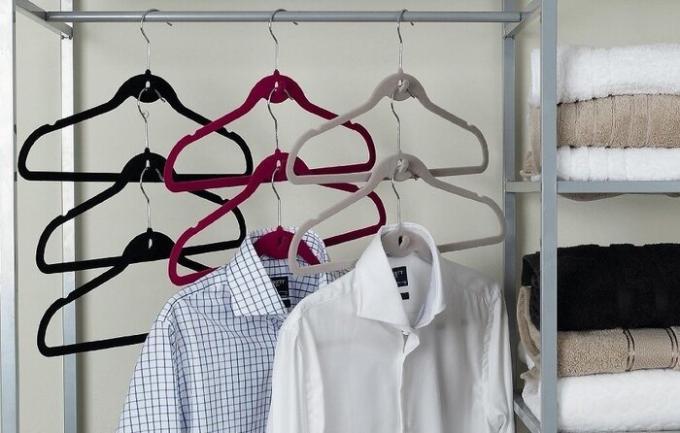 På multilevel hengeren kan henge skjorter, jakker, kjoler. / Foto: kvartblog.ru