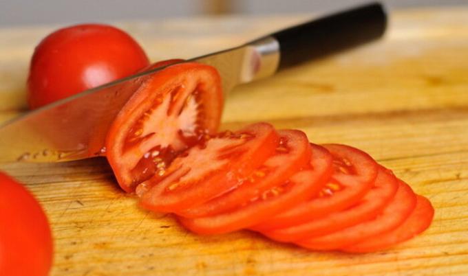 Tomater kuttet i sirkler.