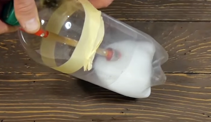 Plastflasken børste kan stå i noen tid i løsningsmidlet 