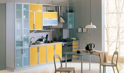 gul farge på det indre av kjøkkenet