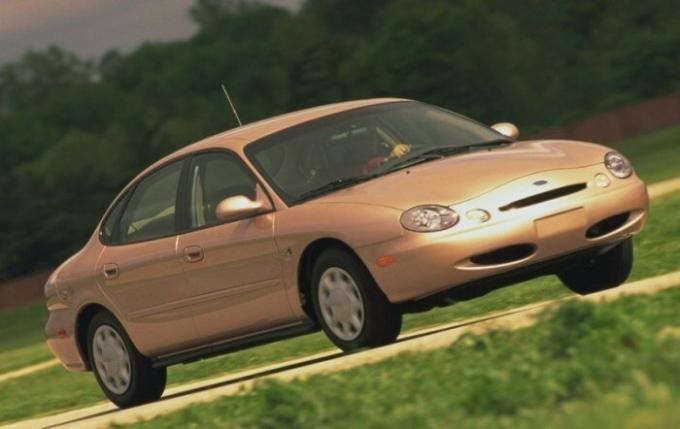 Ford Taurus i 1996 skilte seg ikke attraktivt utseende. | Foto: cheatsheet.com.
