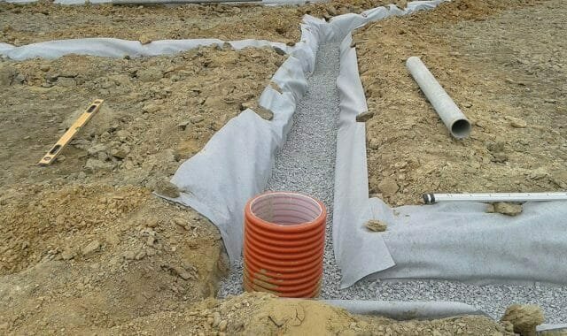 For å beskytte rørene tettes jord, sand og andre fine materialer, må de pakkes geotekstil