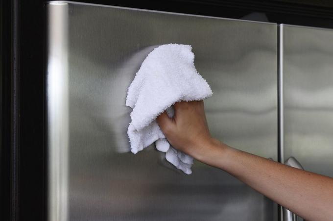 Utsiden av kjøleskapet er lett å rengjøre med såpevann