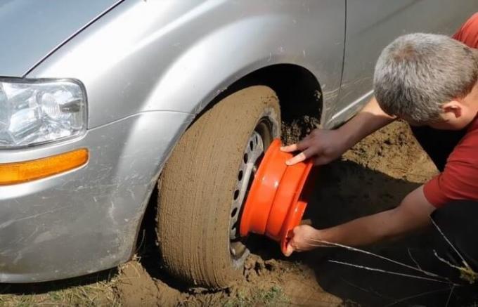 Hvordan lage en ting som kan trekke bilen fra alle myr