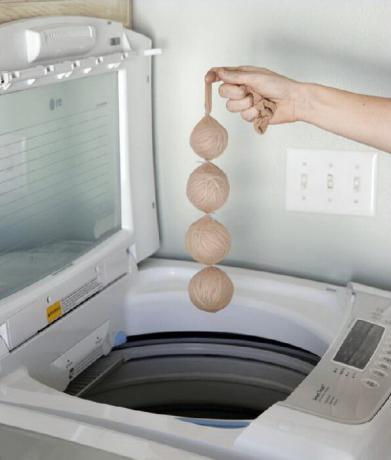 Krans av baller som det er på tide å sende i vaskemaskinen.