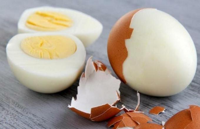 Hvordan koke egg til shell klatret ned uten problemer.