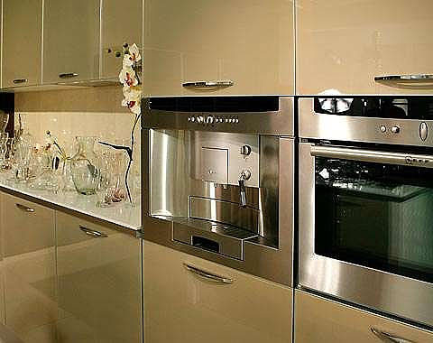 Det er vanskelig å forestille seg et moderne kjøkken uten ovn og andre husholdningsapparater.