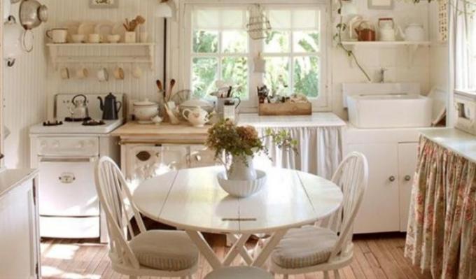 Hvitt kjøkken i Provence-stil (39 bilder), utvalg av tapet, kjøkkensett, tilbehør, gjør-det-selv-malerier, instruksjoner, foto- og videoopplæring, pris