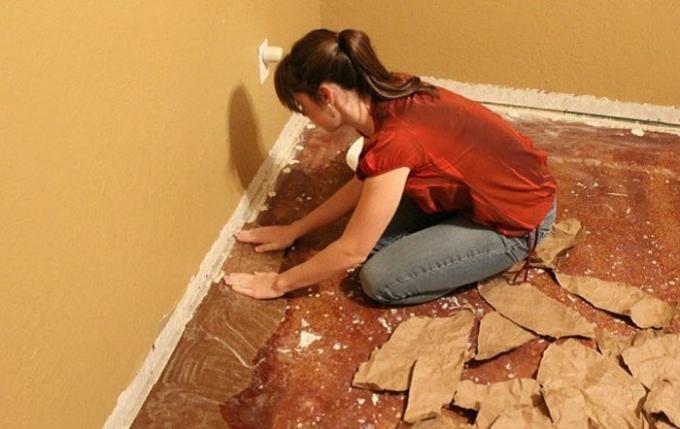 For å spare på reparasjoner, har denne kvinnen oppdatert gulvet grunnet vanlig papir.