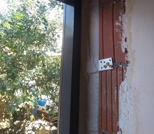 Installasjon av inngangsdøren. Fiksering i en keramisk blokk uten him.ankerov. Hvordan ikke å gjøre?