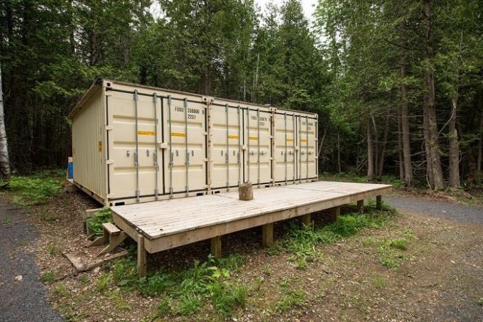 Canadian håndverker bygget et selvforsynt hus beholder.