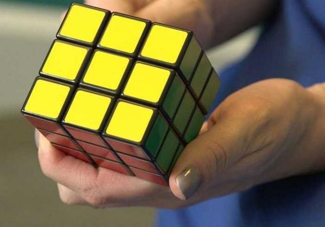 Hvordan å montere Rubiks kube via to bevegelser