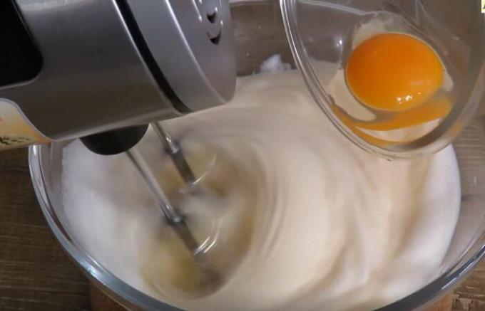 Under pisket protein skum gradvis tilsett eggeplommene.