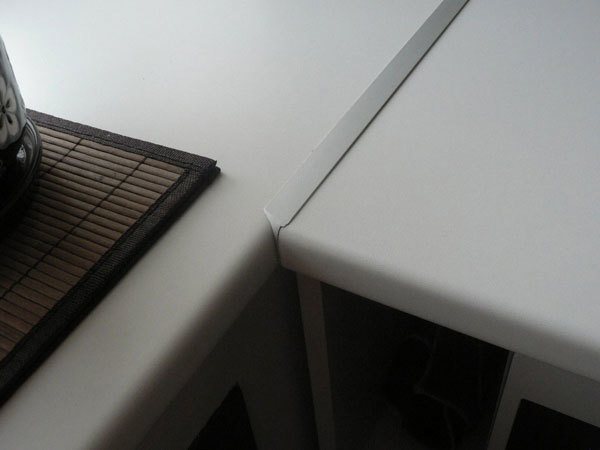 Gapet mellom de to halvdelene av bordplaten er skjult av en metallstripe