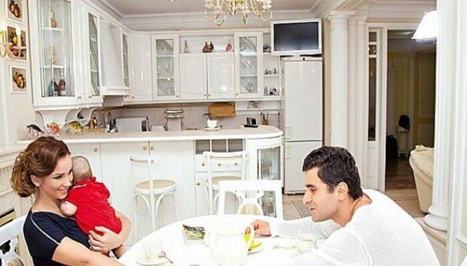 Anfisa Tsjekhov med familien sin på kjøkkenet. | Foto: ru.tsn.ua.