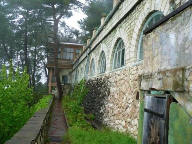 Dacha "Cold River" ble bygget i 1932-1933. på en fjellside i en høyde på 200 meter over havet (Abkhazia). | Foto: diletant.media.