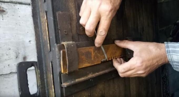 Hvordan lage en enkel lås for hytter, som ikke rakne noen tyv