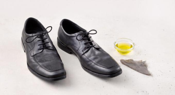 Sko kan rengjøres godt med olivenolje. / Foto: img.thrivemarket.com