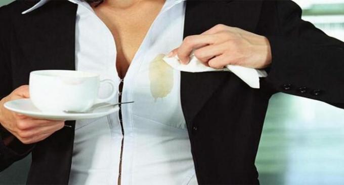 Selv kaffe flekker kan fjernes, hvis du kjenner en liten hemmelighet. / Foto: stozabot.com. 