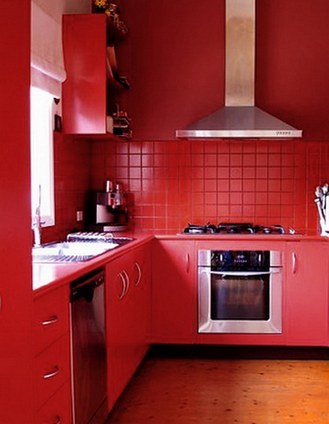 rød farge på det indre av kjøkkenet