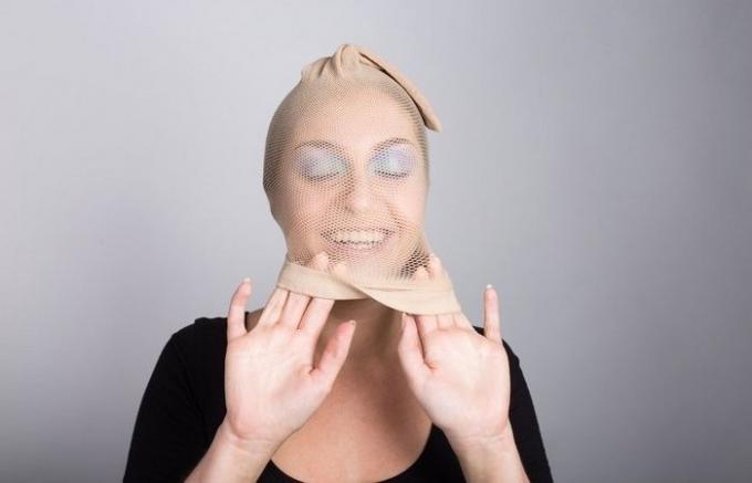 Make-up triks: Girlfriends vridd mot et tempel, så han en jente med en strømpe på hodet