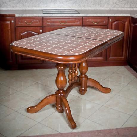 Kjøkkenbord med keramiske fliser (36 bilder): Instruksjoner for DIY-video for installasjon, pris, foto