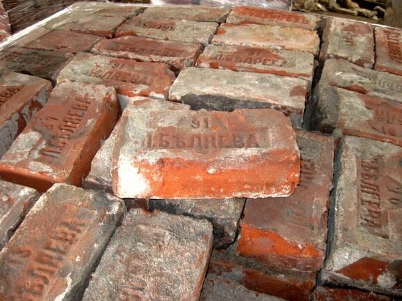 En stabel av russisk pre-revolusjonær murstein. | Foto: tehlib.com.