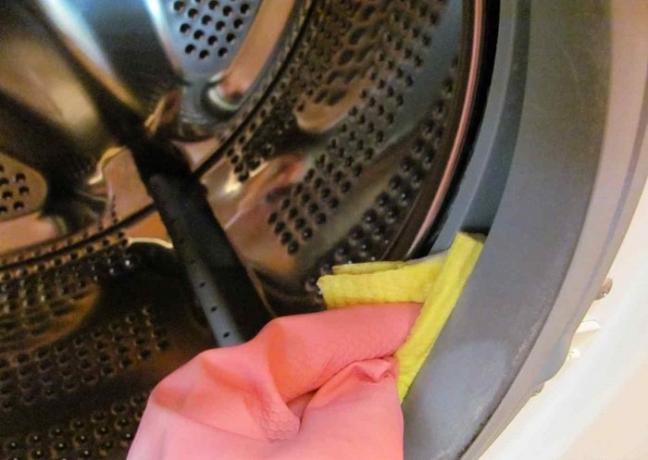 Hvordan bli kvitt mugg i vaskemaskinen.