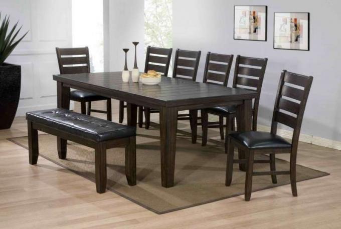 Bord og stoler laget av tre til kjøkkenet skal ha en generell tekstur for ikke å bryte den stilistiske ideen