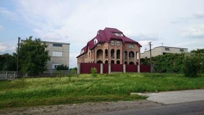 Den rikeste landsby i Ukraina, der det ikke er en-etasjes bygning.