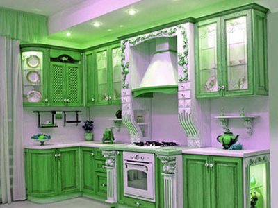 Grønne kjøkkenmøbler med en smaragdfarget fargetone