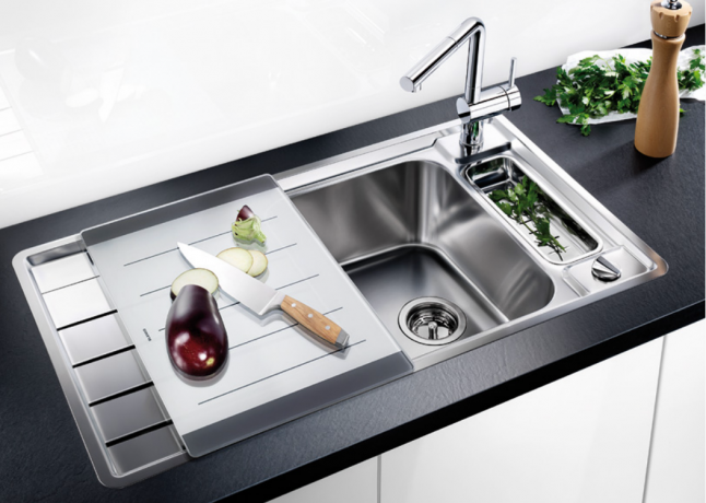 Kjøkkenvasken i rustfritt stål kan også utstyres med oppvaskmaskin. Dette tilbehøret har nylig blitt veldig populært på grunn av dets funksjonalitet. Den er installert på den rillede siden av vasken.