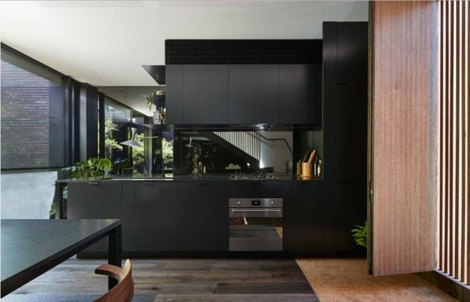 Fet svart og blanke speil: trendy kjøkkenideer å prøve