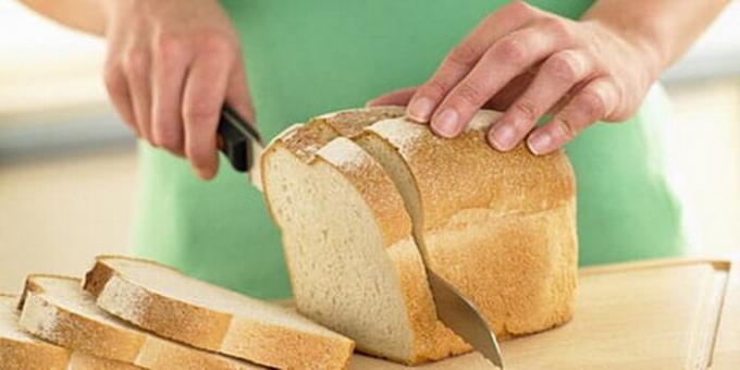 Hvordan å kutte ferskt brød, så det gjør ikke crumble.
