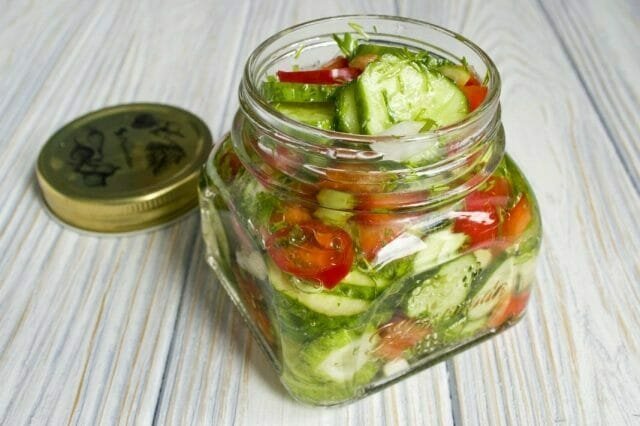 Min salat oppskrift agurk med syltet løk og smør. Bare for å geni!