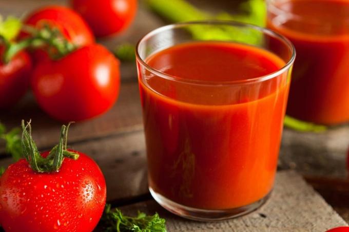 Hva er fordelen med tomatjuice og til hvem det kan være kontraindisert
