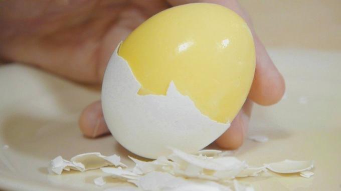 Hvordan forberede en "gullegg" eller eggerøre med skall