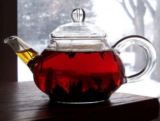 Sterk svart te i stedet for en spesiell maling.