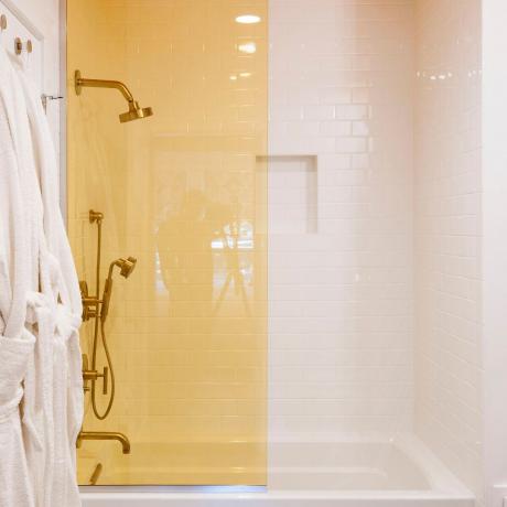 10 ideer om hvordan å gjøre en liten bad visuelt mer romslig