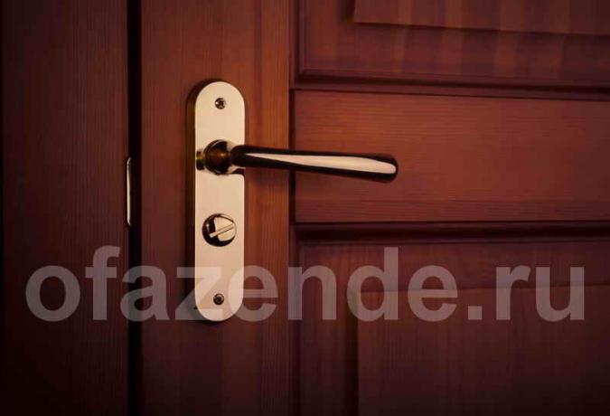 Oppvarming av frontdekselet av landet huset med hendene