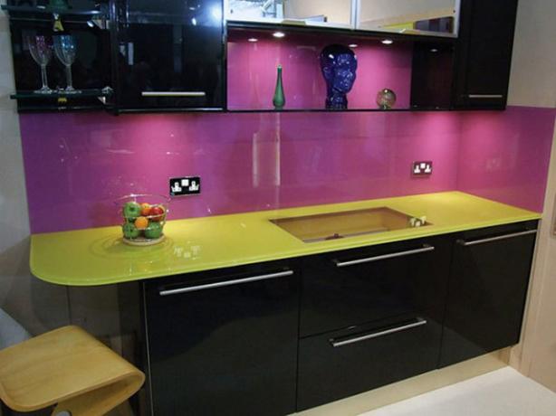 Det svarte og lilla kjøkkenet har et veldig stilig utseende, men i noen interiører kan det se aggressivt ut.