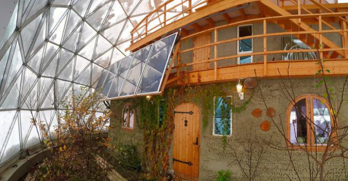 Familien bygde et hus i Polarsirkellandet, der varmen i tropene