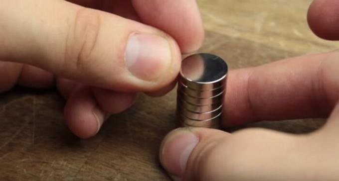 Vi gjør magneter. / Foto: youtube.com. 