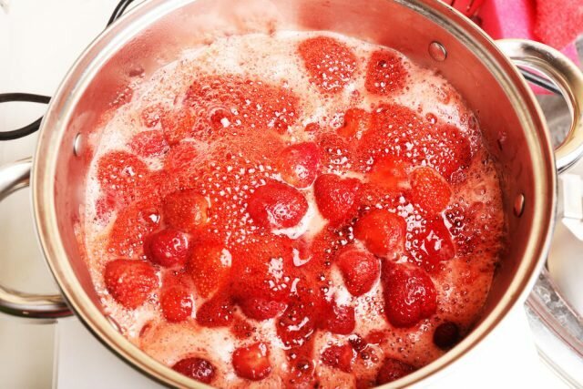 Den første kake vil smøre jordbærsyltetøy