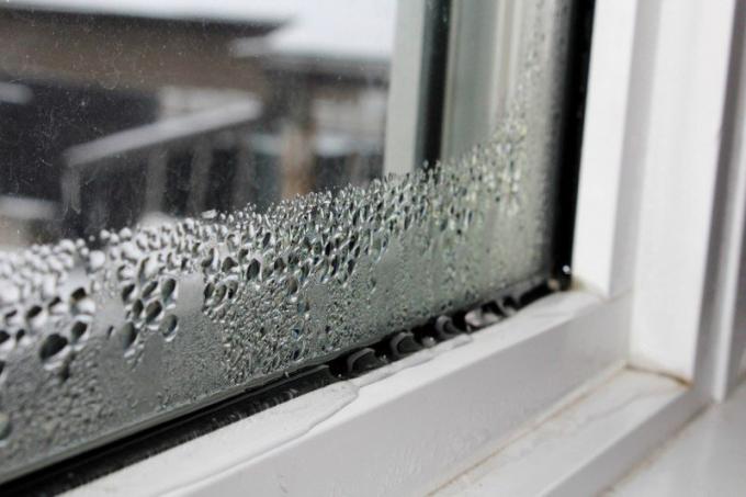 Hvordan bli kvitt kondens på PVC vinduer og fuktig i bakken