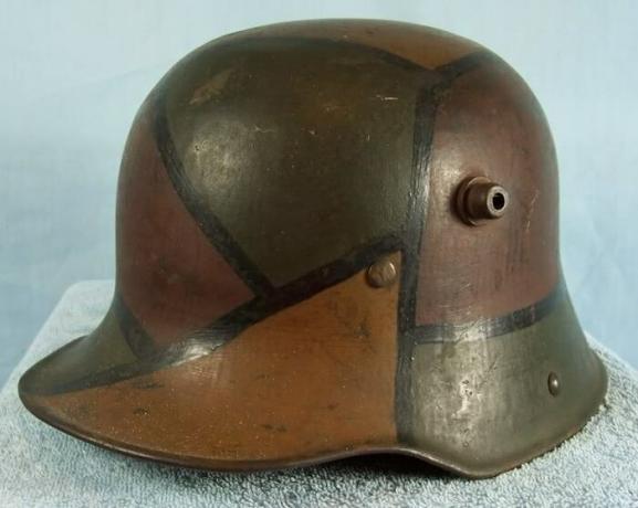 M16 hjelm i kamuflasje livery under første verdenskrig.