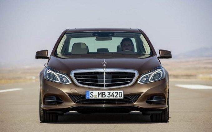 Business-class sedan Mercedes-Benz E-Klasse W212 i ryggen i 2014. | Foto: cheatsheet.com.
