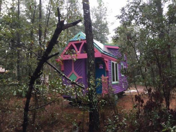 Bright huset i skogen.
