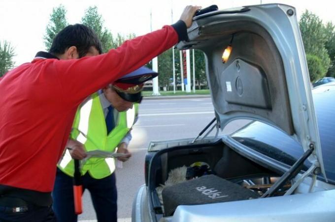 Hvorfor kan ikke åpne bagasjerommet på bilen foran trafikken politiinspektør: Hva du trenger å vite om disse situasjonene